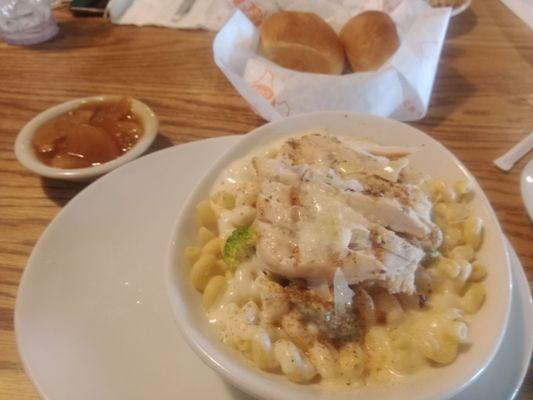 Chicken Alfredo, cinnamon apples and rolls.