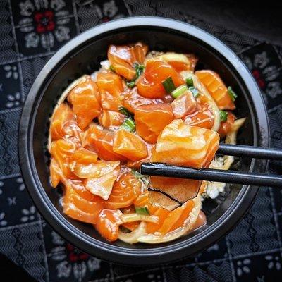 Shoyu ginger salmon poke bowl!