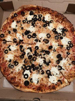 Large with ricotta, black olives, and garlic