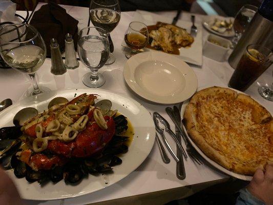 Dinner; kids personal pizza, chicken saltibocca, and a lobster seafood special.