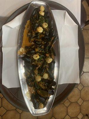 Mussels Marinera Or Green Sauce with scolop