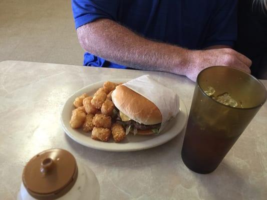 Cheeseburger with tater tots