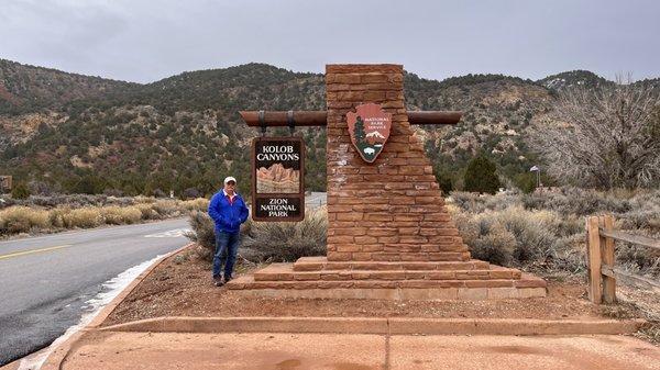 Husband at the sign before the visitor center