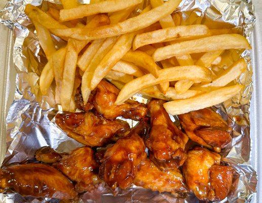 Chicken wings with fries