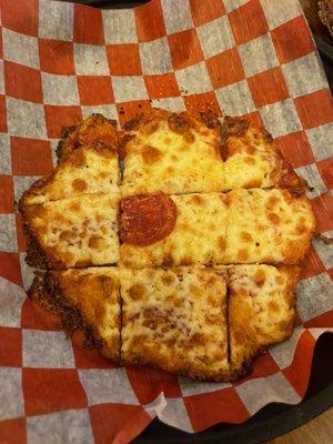 Single pepperoni pizza