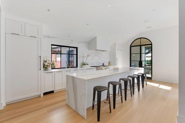 Marble kitchen island with waterfall effect edge