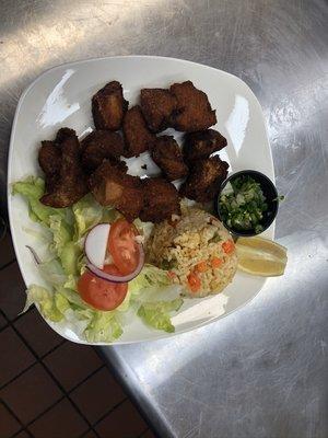 Chicharrones, arroz, y ensalada
Fried pork, rice, and salad