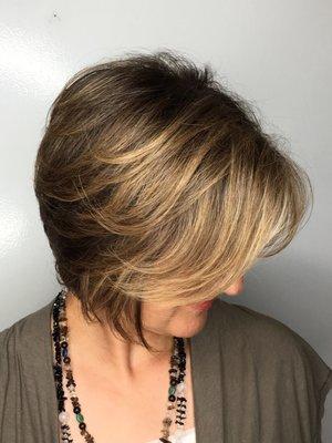 Bob haircut with blonde highlights by Elmira