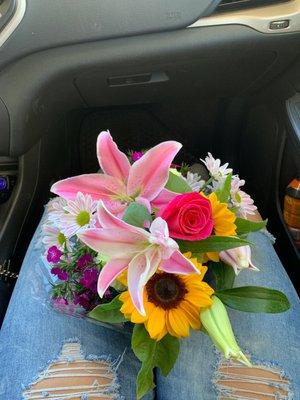 Walked in looking for an arrangement for a family member. Affordable price and absolutely beautiful bouquet. Thank you!