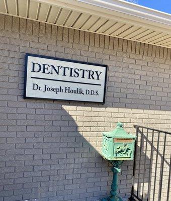 Houlik Family Dentistry (West Wichita) entrance