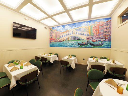 Our Venetian room is the perfect setting for your intimate gatherings.