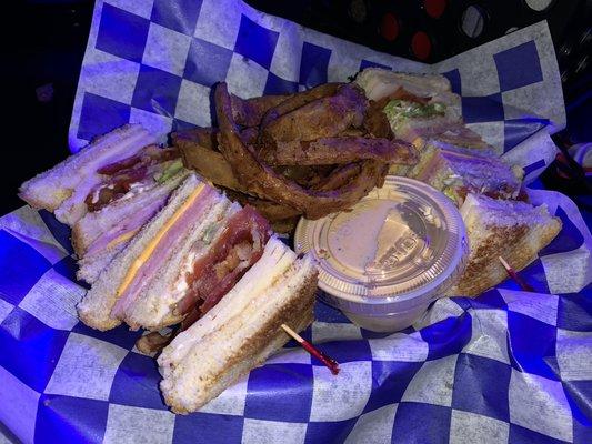 Club sandwich with onion rings