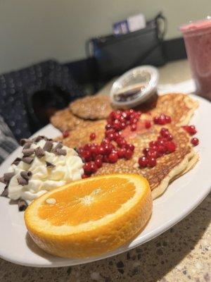 Pancakes with lingonberries & 2 sausages