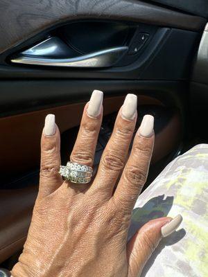 Gel manicure in the color nude.