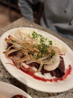 Bife Encebollado w mash potatoes