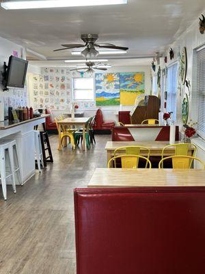 Dining area - So clean and cute!