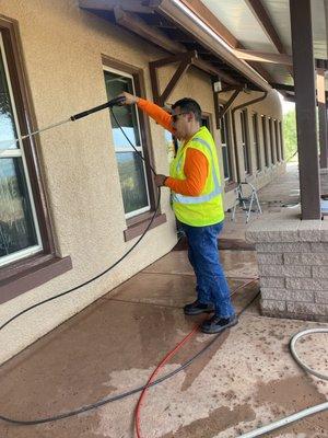 Pressure washing exterior windows