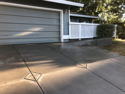 Finished driveway with aesthetically pleasing scored diamonds along the expansion joints.