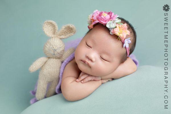 Chicago area in-home newborn baby photographer. Affordable Chicagoland newborn baby photography in the comfort of your home.