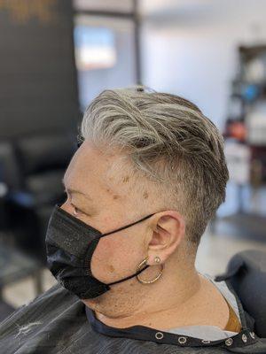 Undercut hairstyle with scissor cut in top blending to the nape.