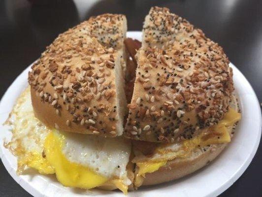 Everything bagel w egg and cheese. Highly recommend to try