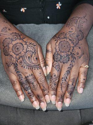 This is 'jagua', not henna. We do two plant-based body art applications. Henna and Jagua. This is the stain made by jagua gel.