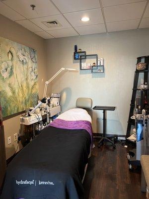 We offer rejuvenating facials such as #Hydrafacial, #DiamondGlow, #Sculplla, #VivaceRFMicroneedling, #Dermaplaning, and so much more!