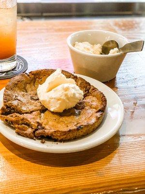 Chocolate chip cookie w/ ice cream