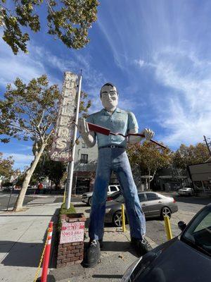 Nice big statue with a muffler: a distinctive statue.