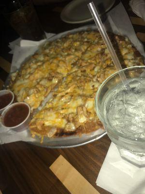 Cheese crisp with chicken... and drinks