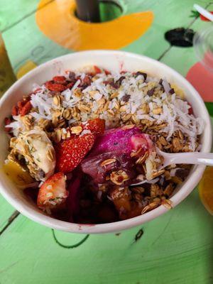 Premium acai plus pitaya bowl. Best of both worlds.