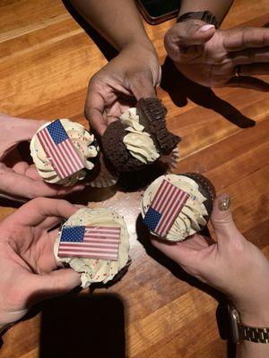 Cupcakes with chocolate cake and vanilla frosting