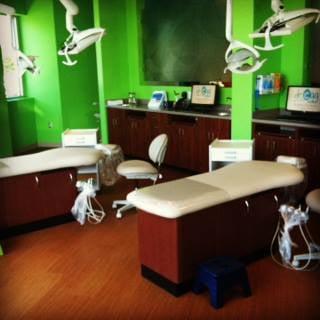 A bright and cheerful atmosphere welcomes you having your hygiene appointment!