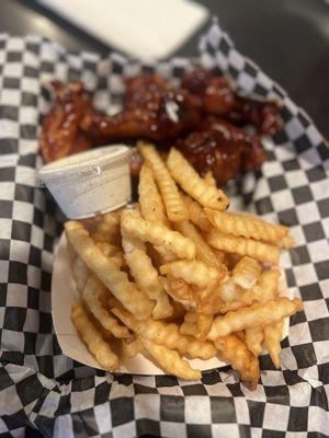 BBQ wings w/ fries