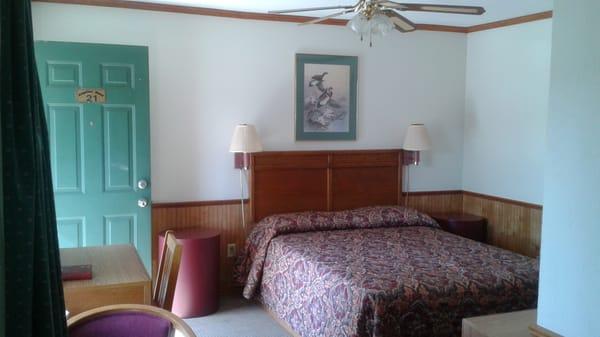 Angelina Motel offers single, full size bedrooms complete with internet access, digital television, a refrigerator, and bathtub/shower.