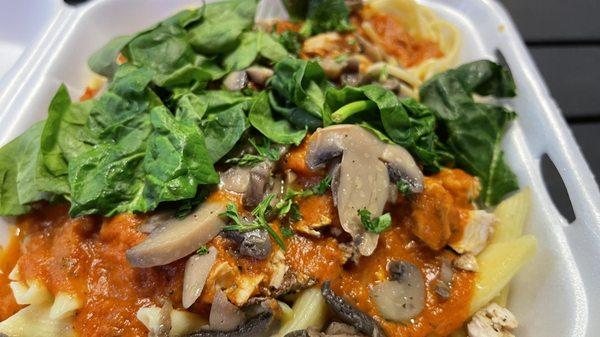 Build your own pasta penne with mushrooms, spinach and grill chicken