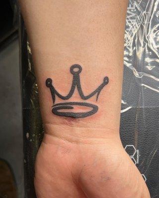 King crown done by Brandon Lee Brandon Lee! @dragonslairtattoo