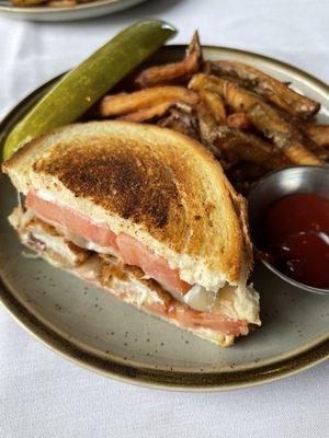 Crispy chicken with tomatoes bacon and ranch