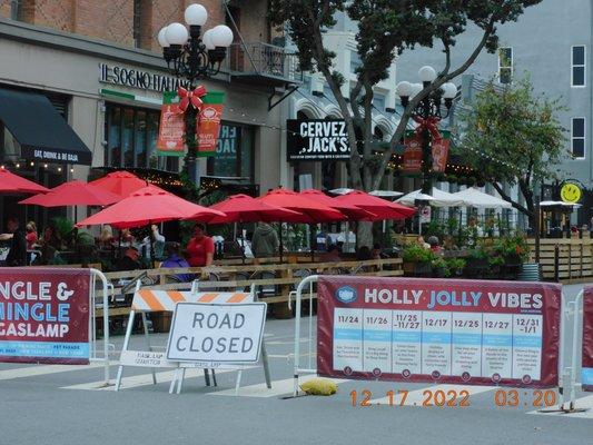 The many restaurants that have some of the best food that has so many people at the lunch hour.