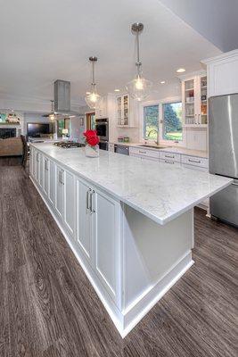 A flawlessly cut natural countertop makes a fantastic island addition