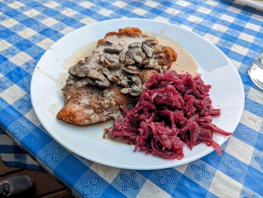 Jägerschnitzel with red cabbage