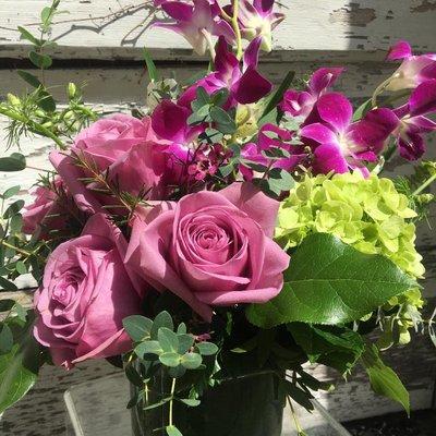 Support your local florists and experience our reliable service. Fresh flowers and exceptional customer care!