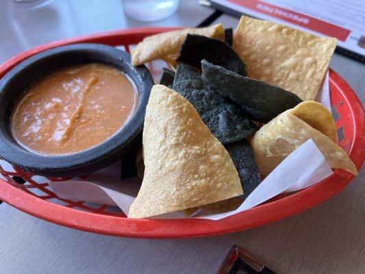 Excellent chips and salsa.