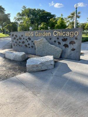 Tour AIDS Garden Chicago - It serves to memorialize the HIV epidemic in Chicago and honor those who live with the disease today.