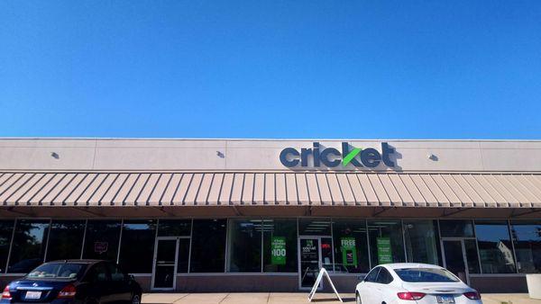 Cricket Wireless - 4636 S. Damen Avenue in Yards Plaza is actually in strip of businesses west of Hoyne Ave. Entrance