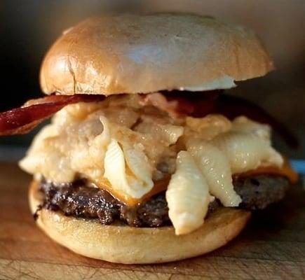 Mac-N-Cheese Bacon Cheddar Burger