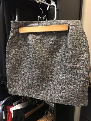 Can you say adorable textured skirt. Zoom in. Silver, gray, beige, mauve. It's everything.