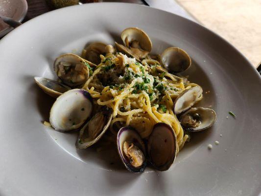 Clams and spaghetti in white wine butter sauce, very delicious! Clams very fresh.