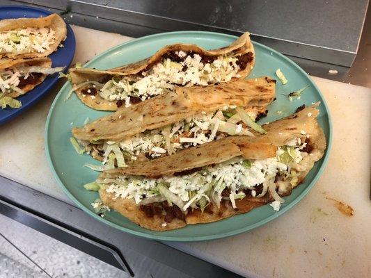 Quesadillas de chicharrón prensado