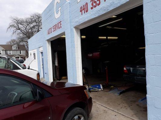 This is a busy day at G&R Auto Service